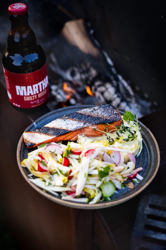 In Martha Rouge gemarineerde zalm op de BBQ