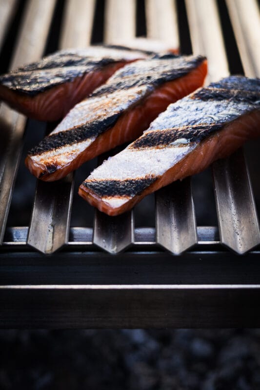 In Martha Rouge gemarineerde zalm op de BBQ