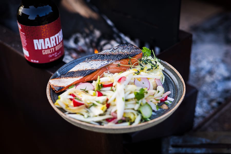 In Martha Rouge gemarineerde zalm op de BBQ