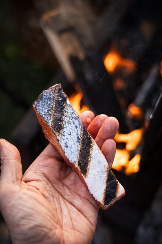 In Martha Rouge gemarineerde zalm op de BBQ