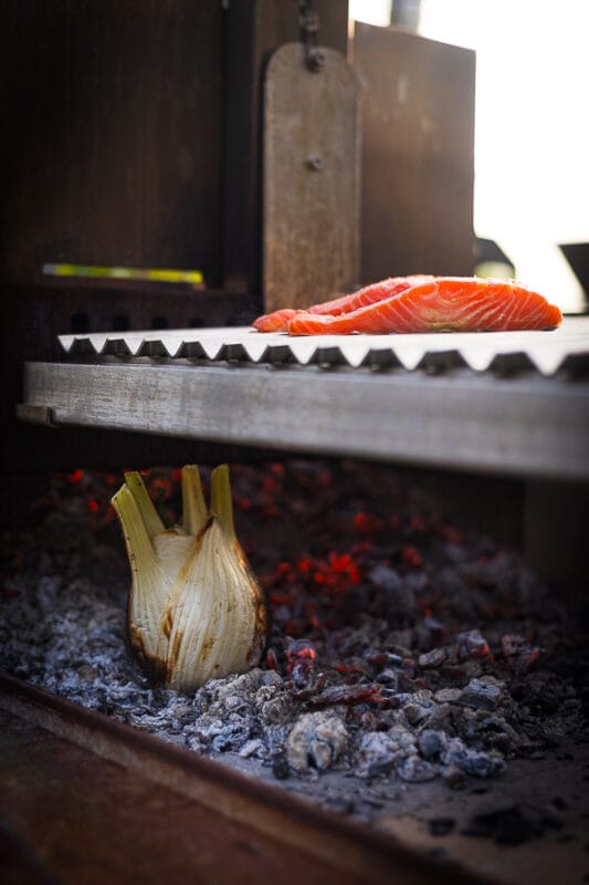 In Martha Rouge gemarineerde zalm op de BBQ