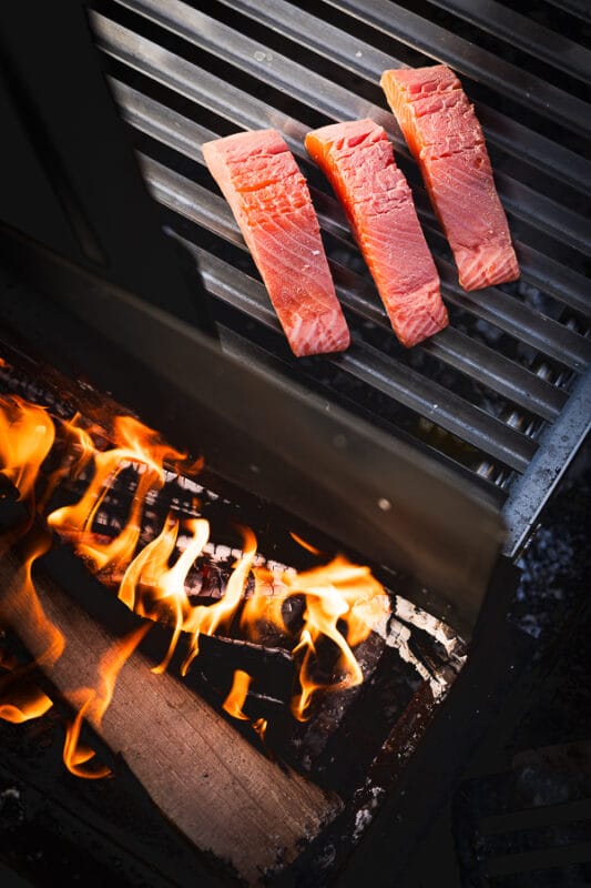 In Martha Rouge gemarineerde zalm op de BBQ