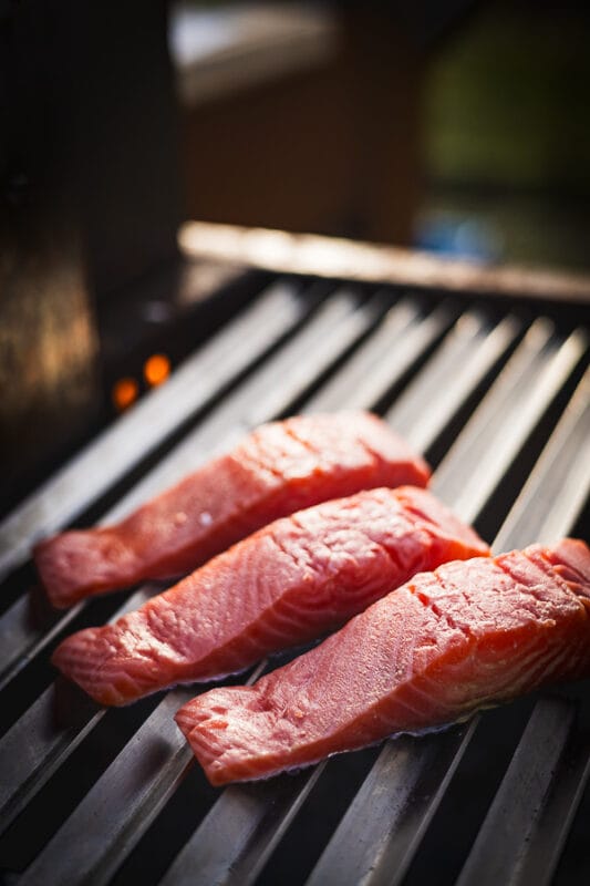 In Martha Rouge gemarineerde zalm op de BBQ