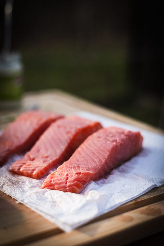 In Martha Rouge gemarineerde zalm op de BBQ