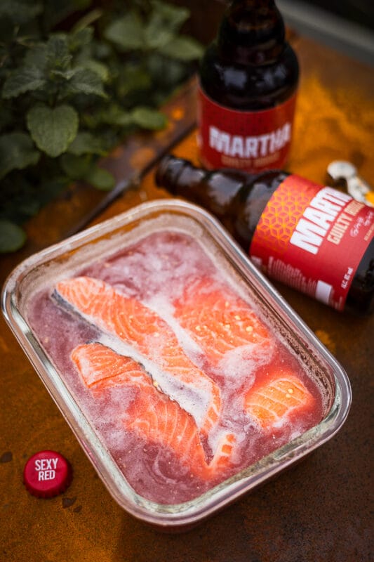 In Martha Rouge gemarineerde zalm op de BBQ