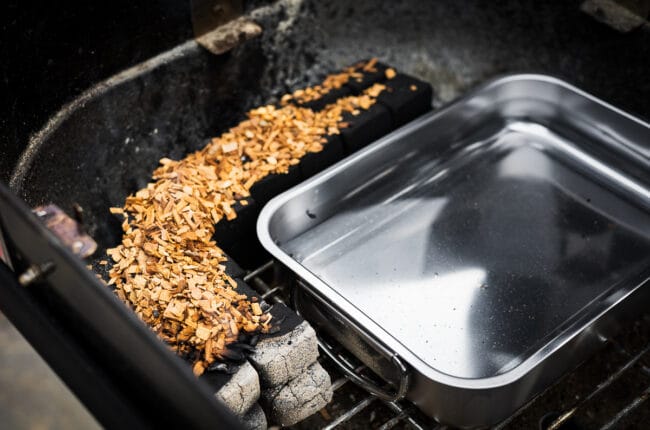 bakje water in de BBQ