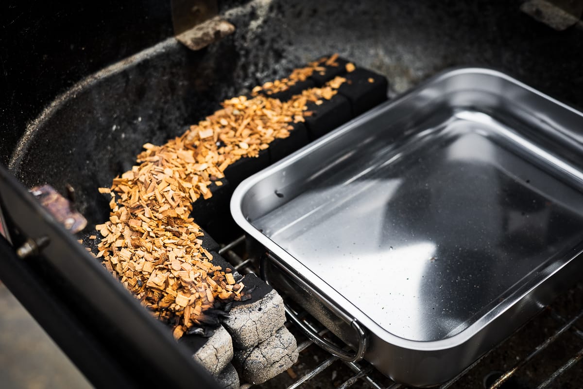 Bakje water in de bbq