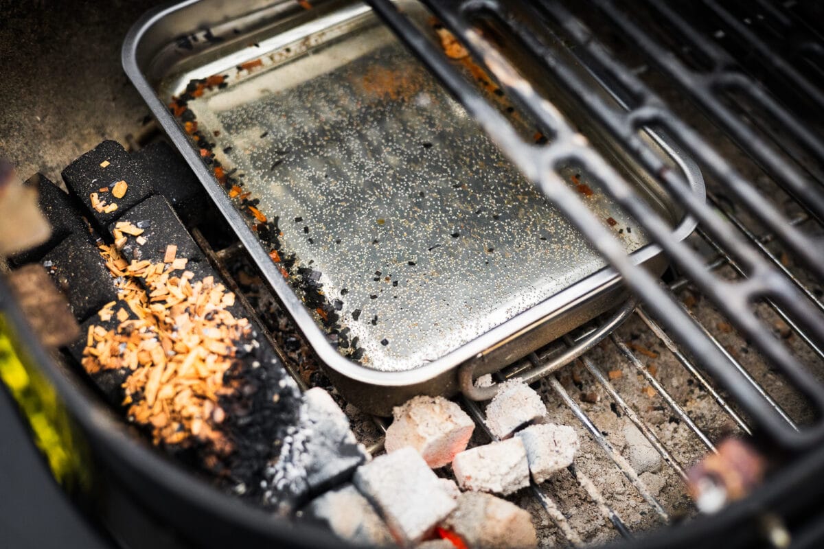Waterbak of waterpan in je bbq wat is het nut?