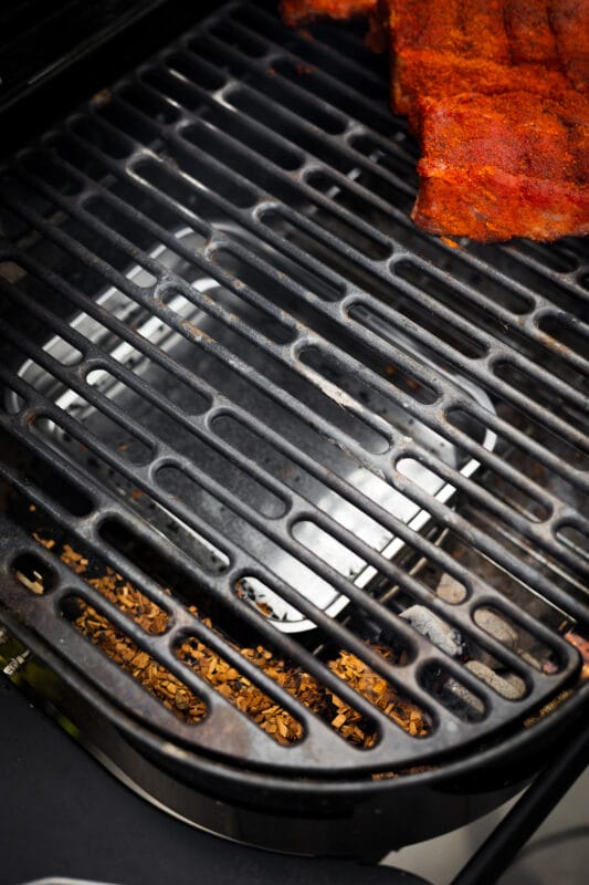 Waterbak in je bbq bij ribbetjes bereiden