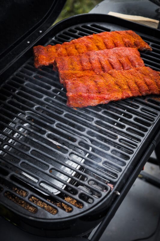 Waterbak in je bbq bij ribbetjes bereiden
