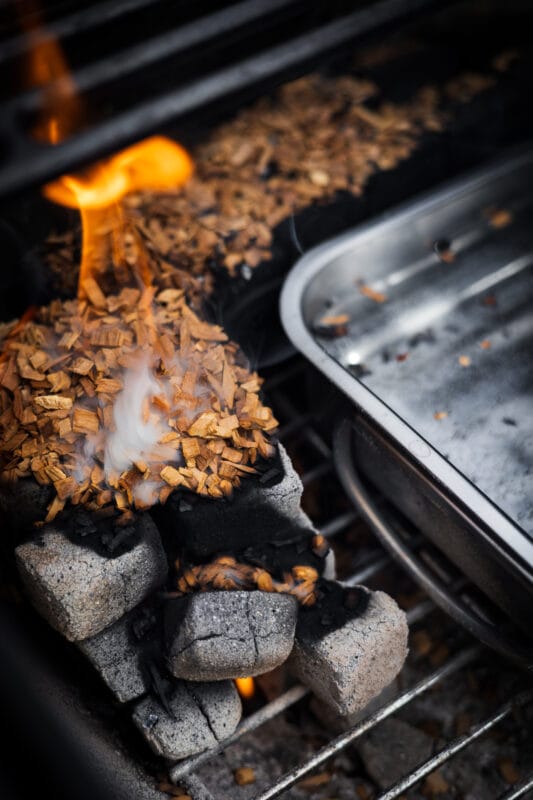 Waterbak in je bbq bij ribbetjes bereiden