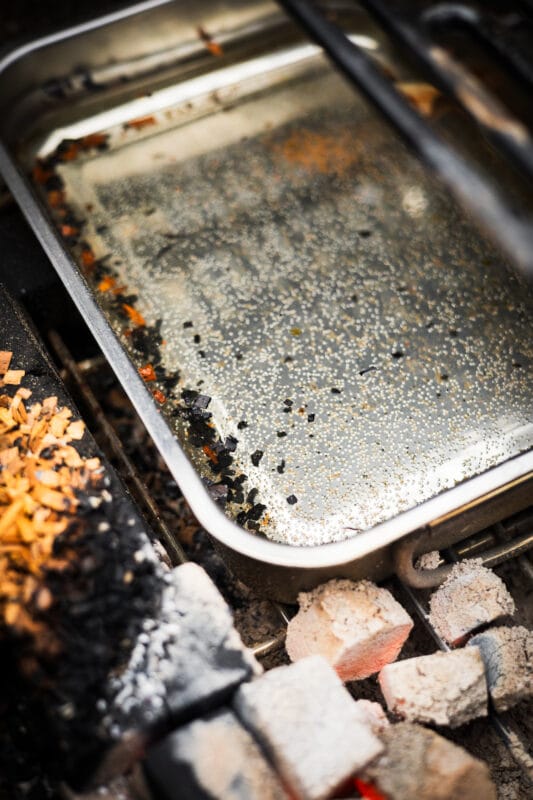 Waterbak in je bbq wat is het nut?